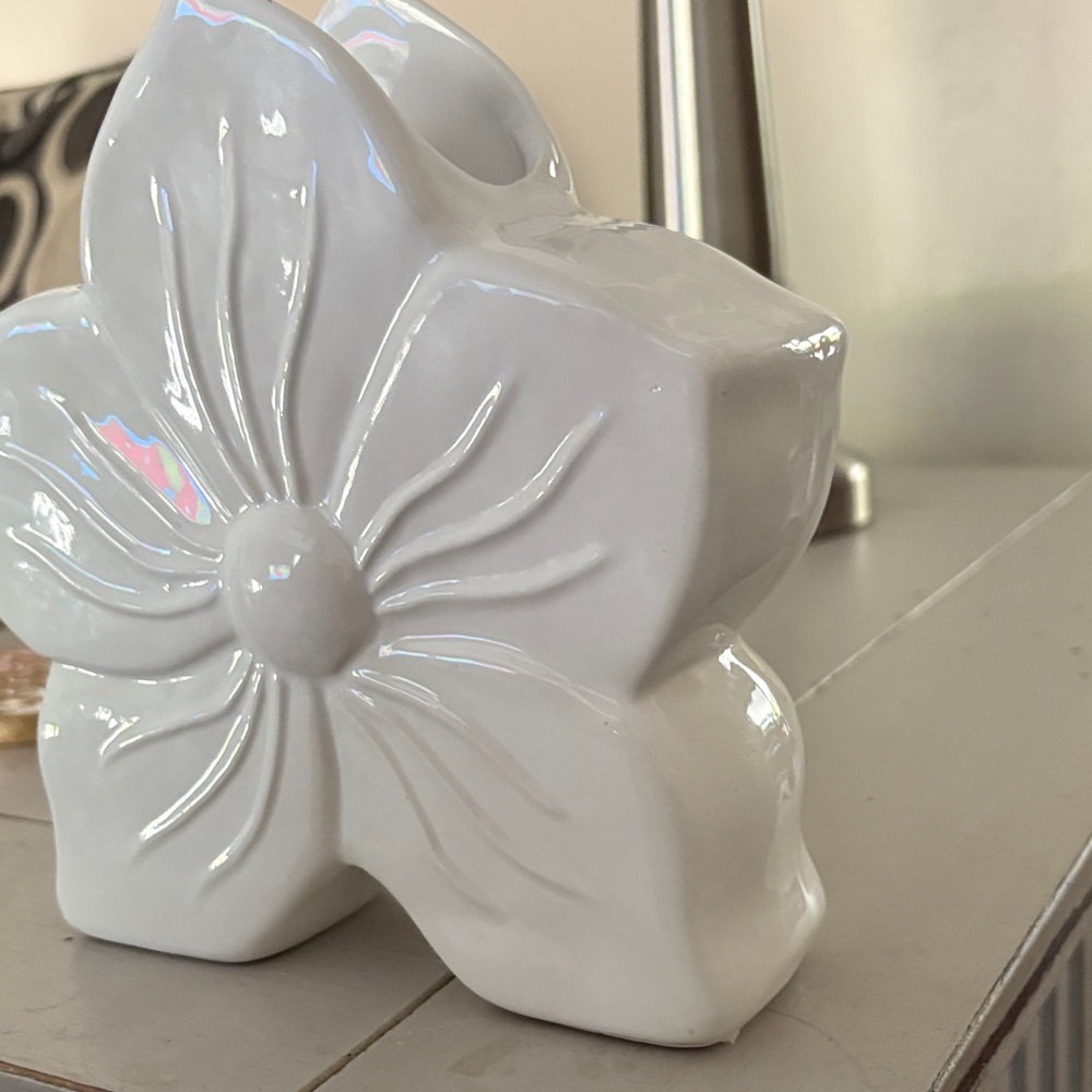 White Ceramic Flower Decor - Picture 3 of 6